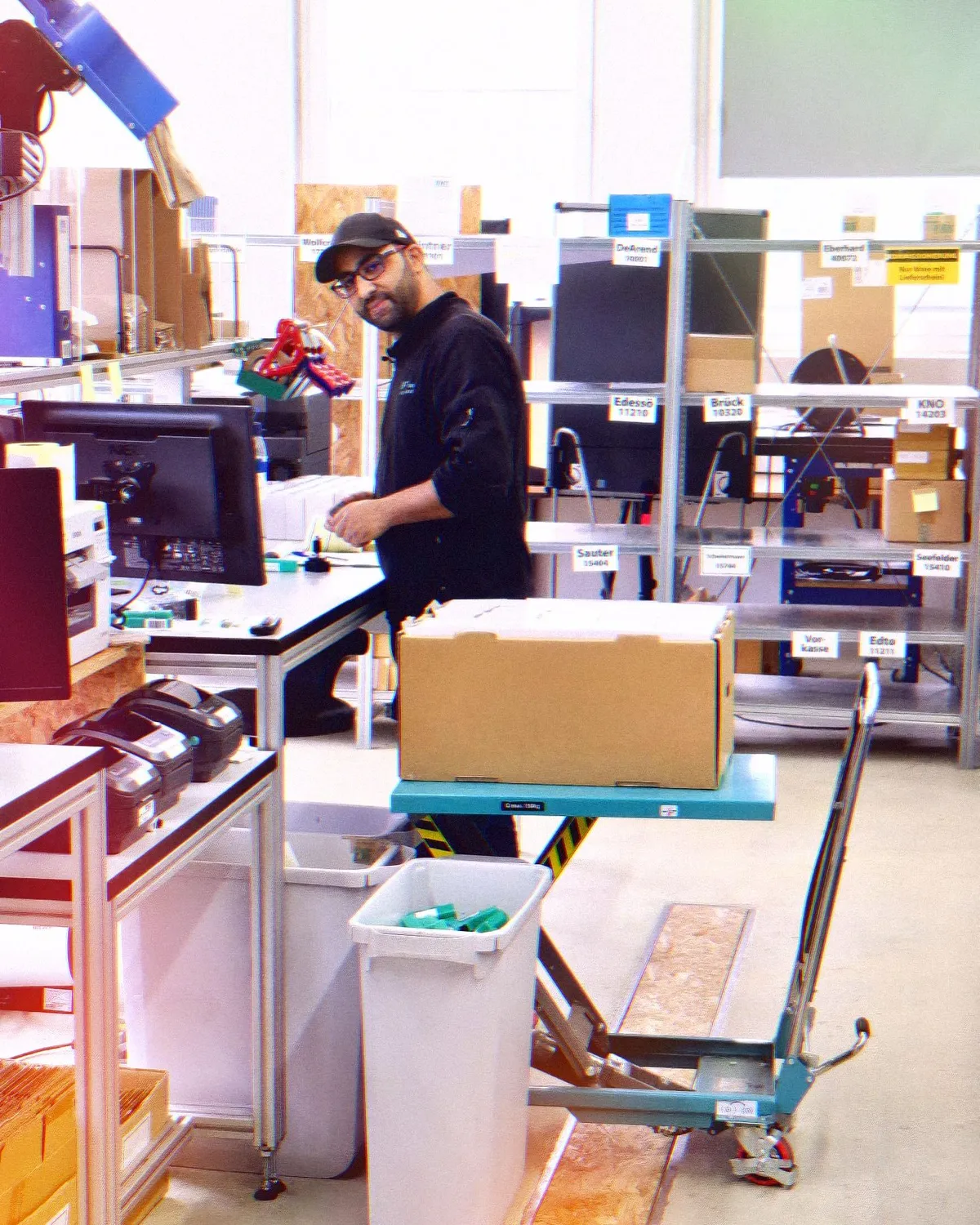 Lager scannt Wareneingang